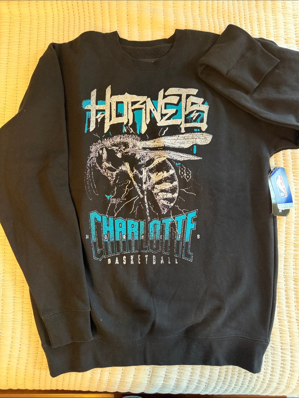 The Wild Collective - Charlotte Hornets Black Graphic Sweatshirt - men’s Medium